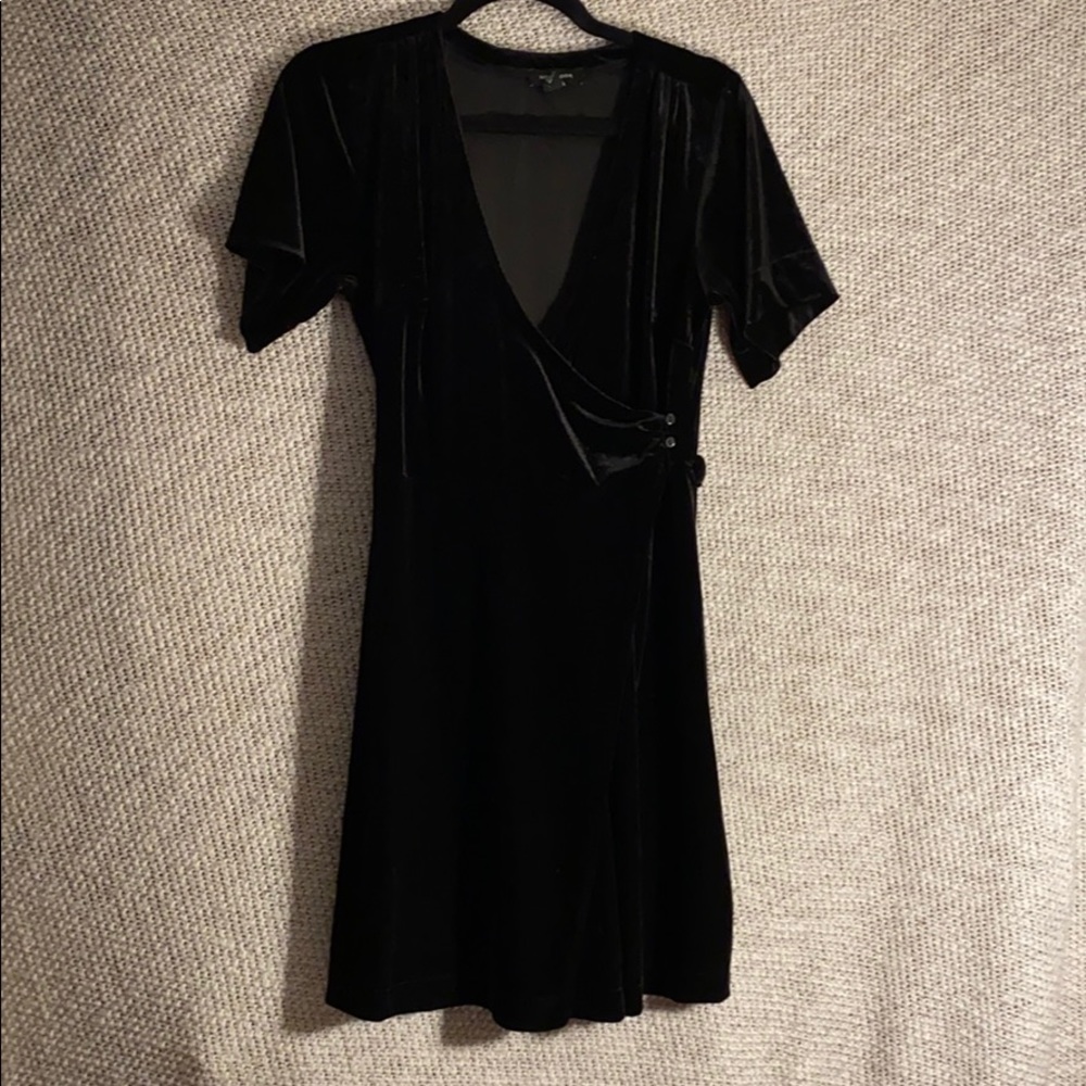 New Look Black Velvet V-Neck Mini-Dress - Picture 6 of 11
